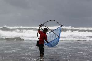 Aktivitas nelayan menangkap ikan di pantai 