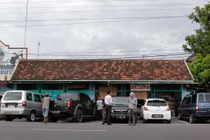 Tampilan depan warung soto Kadipiro di jalan Wates 