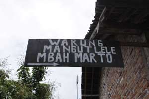 Papan penunjuk nama di warung mangut lele mbah Marto 