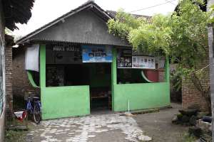 Halaman depan warung Mangut lele mbah Marto 