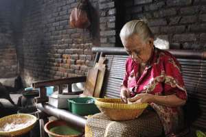 Ini dia mbah Marto yang usianya hampir seabad dan berjualan sejak 1971
