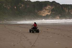 Para pengunjung juga bisa menikmati suasana menggunakan ATV