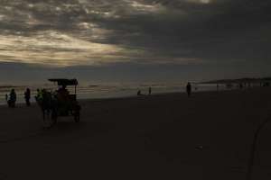 Lalu mengakhiri hari sambil menikmati senja di pantai Parangendog 