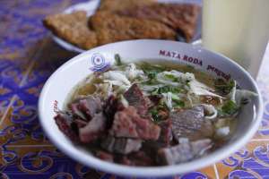 Semangkok soto campur pak Sabar yang rasanya gahar 