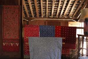Koleksi batik milik pribadi di museum 