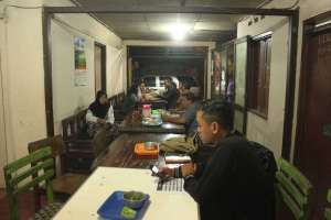 Suasana makan malam di warung bakmi Doring