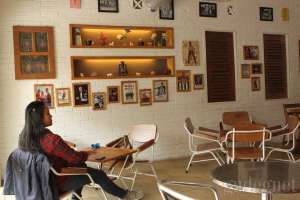 Suasana siang hari di restoran es krim Tip Top