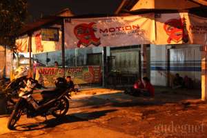 Suasana makan malam di warung bakmi dan rica-rica Shibitsu