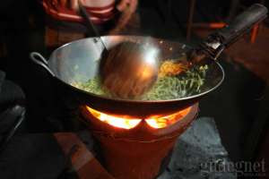 Proses memasak masih tradisional menggunakan anglo