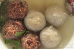 Salah satu kekuatan bakso ITO ada di kaldunya yang gurih dan bening 