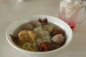 Menu bakso komplit dan segelas es kelapa muda