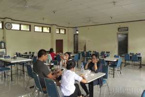 Suasana makan siang di restauran Bakso ITO