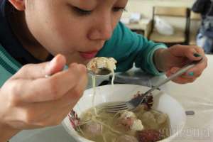 Nyam! Tahu bakso campur mi sungguh perpaduan yang mumpuni