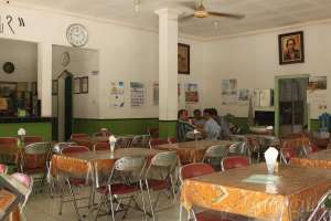 Suasana makan siang di warung gudeg bu Djuminten