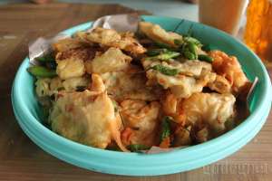 Gorengan yang jadi andalan jadi teman makan gado-gado 