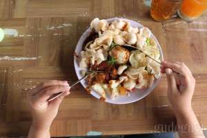 Selamat menikmati salah satu tempat kuliner tradisional ini 