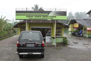 Tampak muka warung jadah tempe mbah Carik 