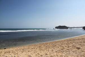 Pantai Sundak yang indah dan sepi