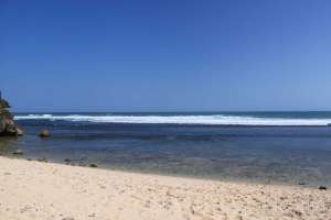 Pasir di Pantai Sundak yang bersih dan hangat