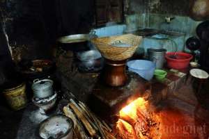 Suasana dapur di warung gudeg Pawon Yogyakarta