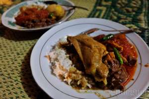 Gudeg ayam khas warung gudeg Pawon Yogyakarta