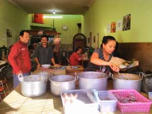 Bu Ninik sedang melayani pembeli