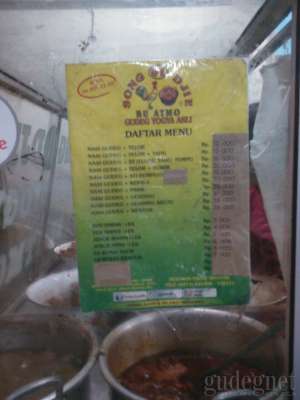 Daftar menu yang disajikan di Gudeg Song Djie Bu Atmo