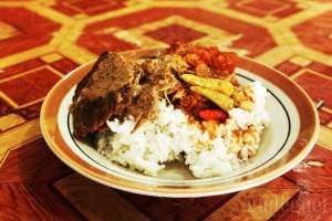 Seporsi gudeg lengkap dengan ayam dan sambel krecek