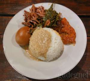 Seporsi nasi gudeg, sambel krecek, dan telor di Gudeg Sagan