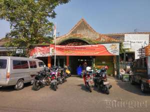 Jalan masuk menuju Pasar Terban