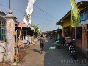 Jalan menuju tempat pemotongan ayam, terletak di sebelah utara Pasar Terban