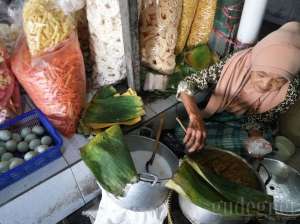 Salah satu pedagang makanan tradisional di pasar pujokusuman
