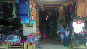 Pedagang pakaian di Pasar Prambanan