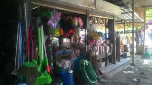 Pedagang perkakas rumah tangga dan camilan di Pasar Prambanan