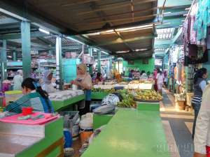 suasana di dalam pasar legi