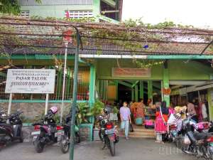 Tampak depan pasar gendeng