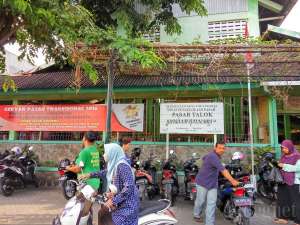 Tampak depan pasar gendeng