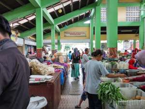 suasana di dalam pasar gendeng
