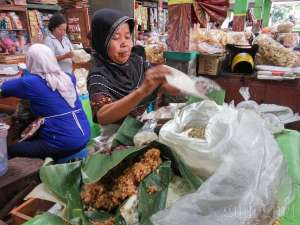 salah satu penjual makanan di dalam pasar gendeng