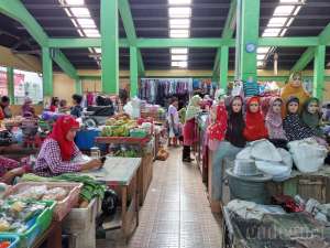 suasana di dalam pasar gendeng