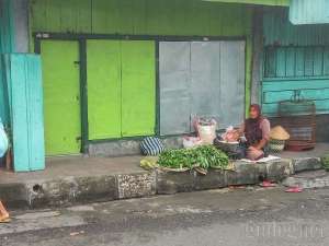 salah satu pedagang sayuran di pasar ledok gondomanan