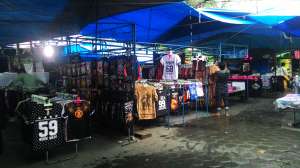 Pedagang di Pasar Sore menggunakan tenda atau terpal untuk berjualan, tidak ada bangunan permanen.