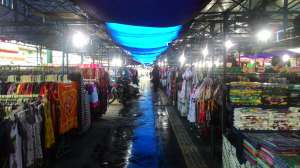 Jika berbelanja ke Pasar Sore Malioboro pandai-pandailah menawar agar mendapat barang bagus dengan h