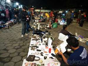 Walaupun kebanyakan yang dijual barang bekas, namun banyak pengunjung yang antusias.