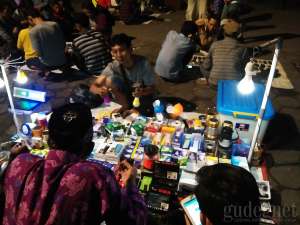 Pedagang elektronik di Pasar Senthir