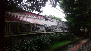 Pasar Senthir terletak di samping Pasar Beringharjo, buka mulai malam hari