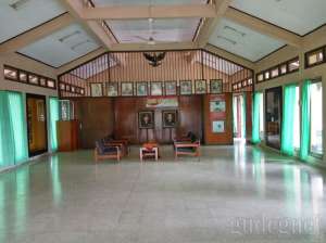 Ruang galery penyimpanan pakaian dan foto-foto pahlawan Pancasila