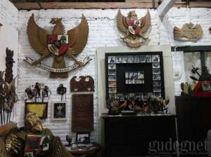 Koleksi di Museum Rumah Garuda