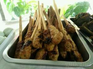 Sate lilit ikan tuna ala warung makan khas bali putra