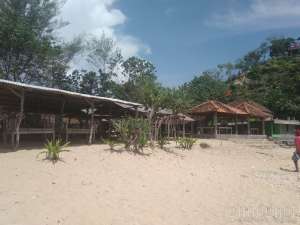 Gazebo tempat berteduh di Pantai Sundak 2018 